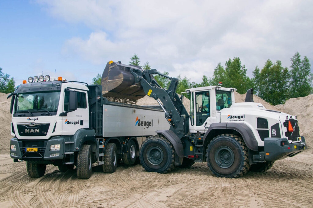 Zandexploitatie Drenthe vrachtwagen van Beugel laden met shovel